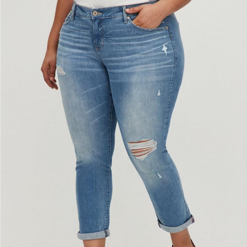 ❤️NWT TORRID JEANS - BOYFRIEND STRAIGHT DISTRESSED - STRETCH MID RISE